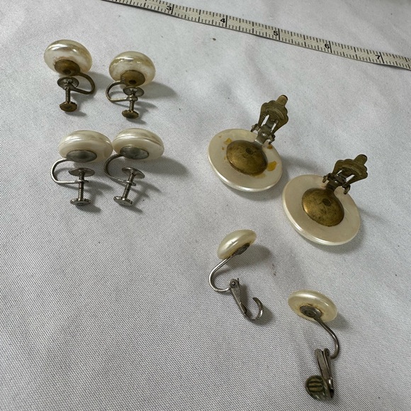 Four pair of vintage pearlized button style earrings - Picture 2 of 5